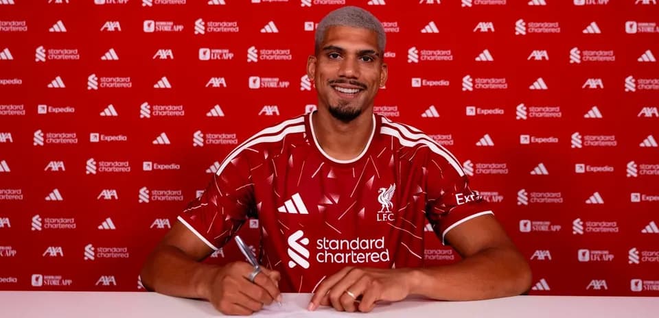 Jugador firmando contrato con Liverpool FC