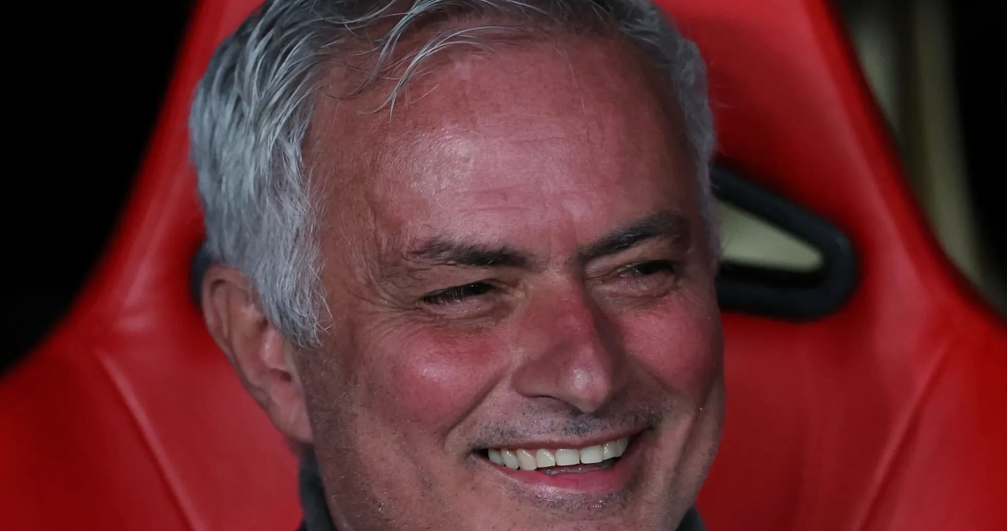 Entrenador sonriendo en el banquillo