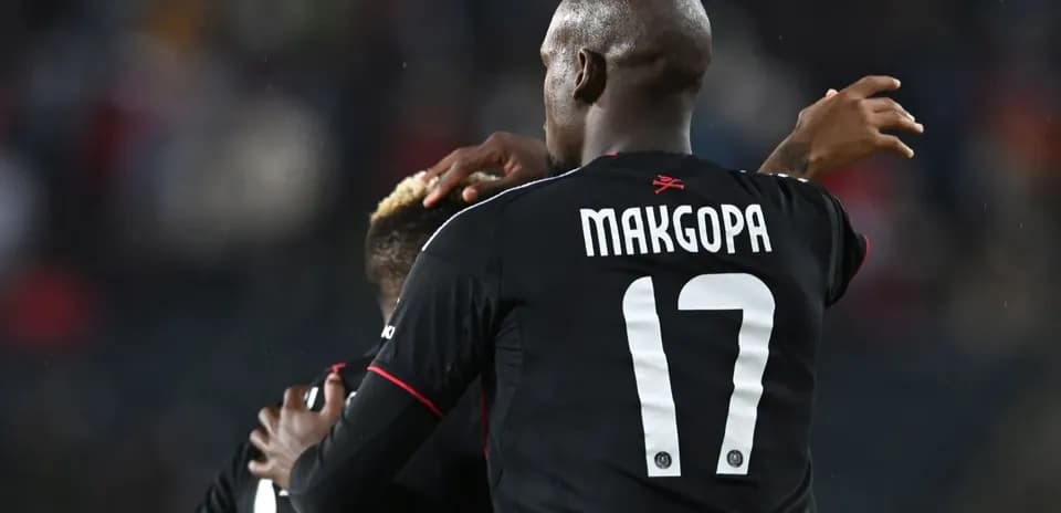 Jugadores abrazándose en celebración durante partido