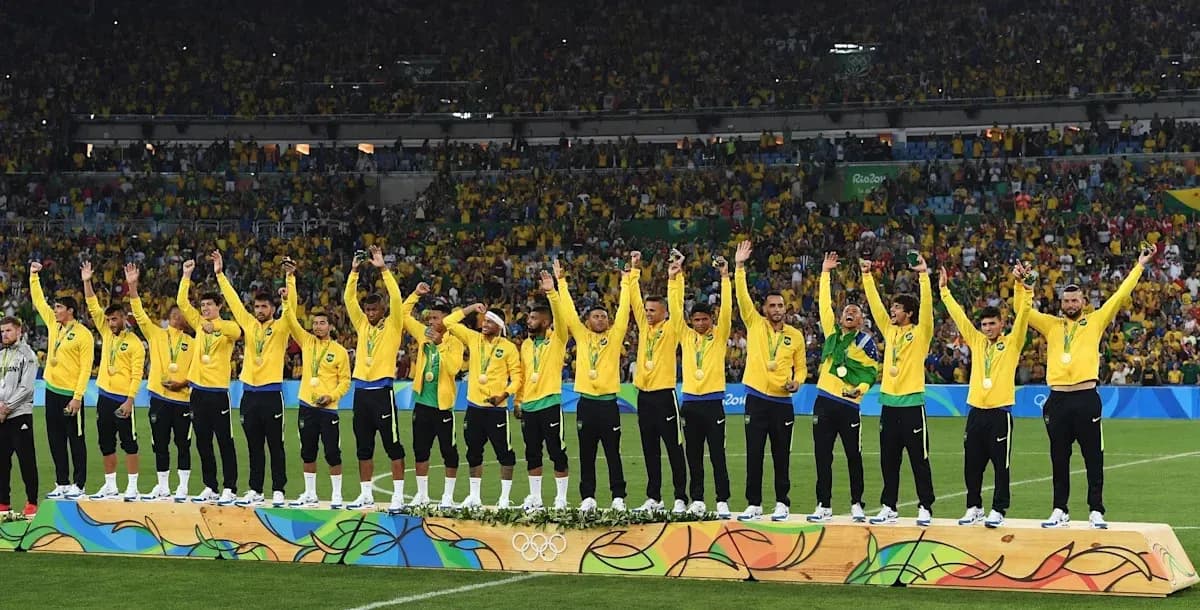 Equipo de fútbol de Brasil celebrando medallas en el podio