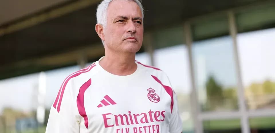 Entrenador con camiseta del Real Madrid en el campo