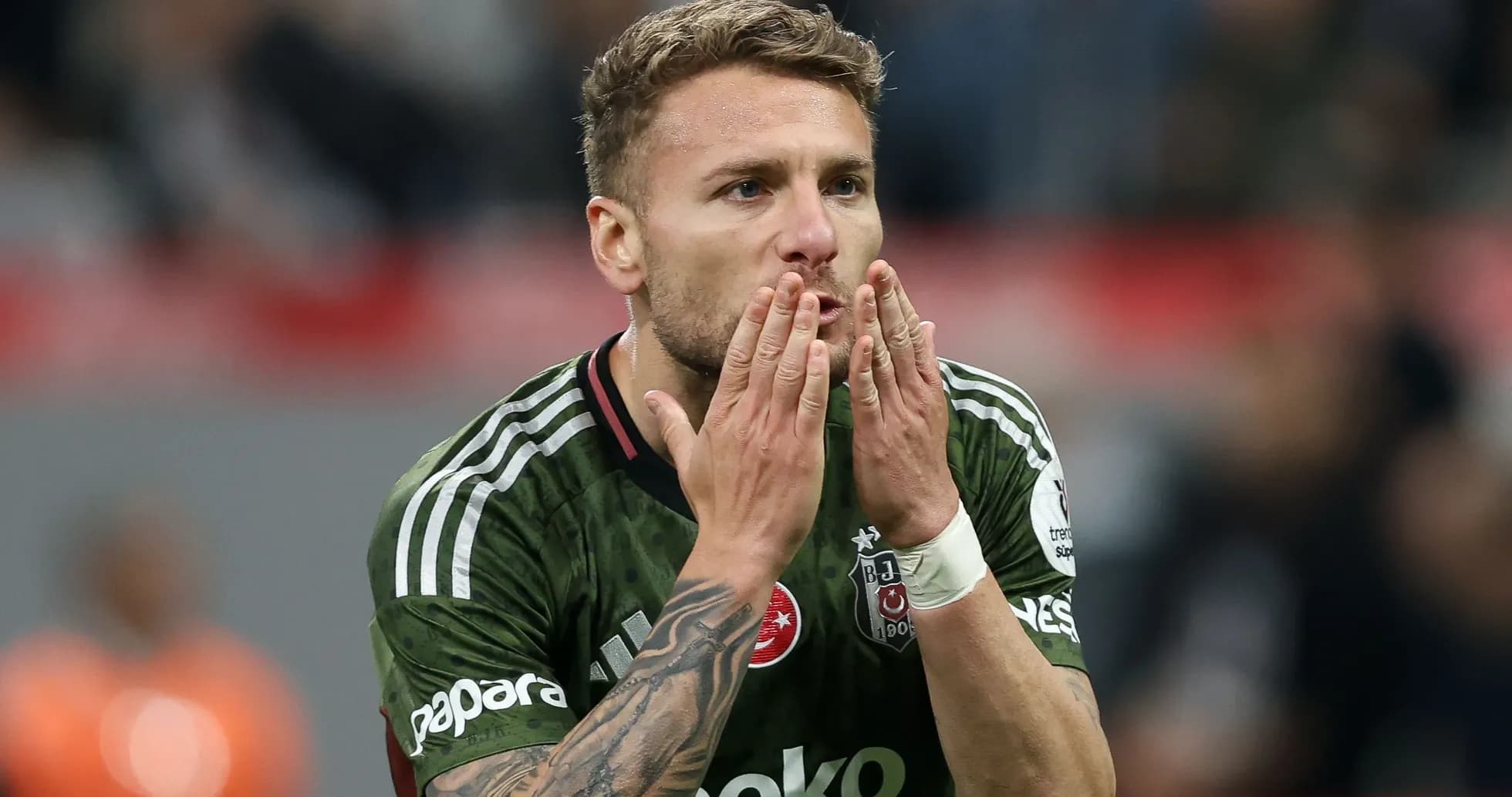 Jugador de Besiktas lanzando un beso durante el partido