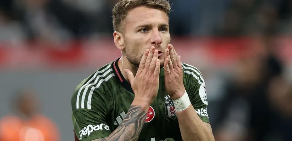 Jugador de Besiktas lanzando un beso durante el partido