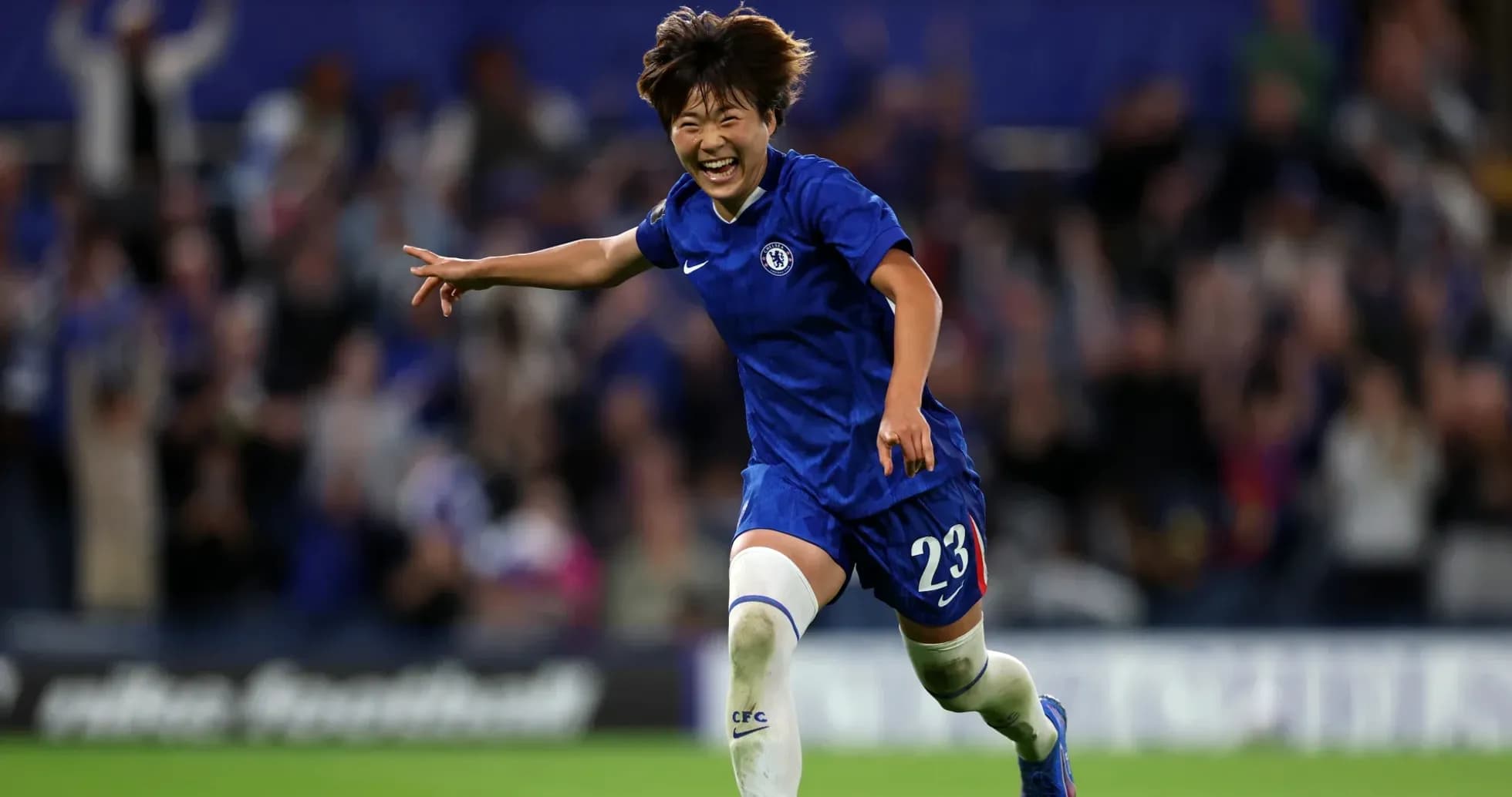 Jugadora de Chelsea celebrando un gol en el partido