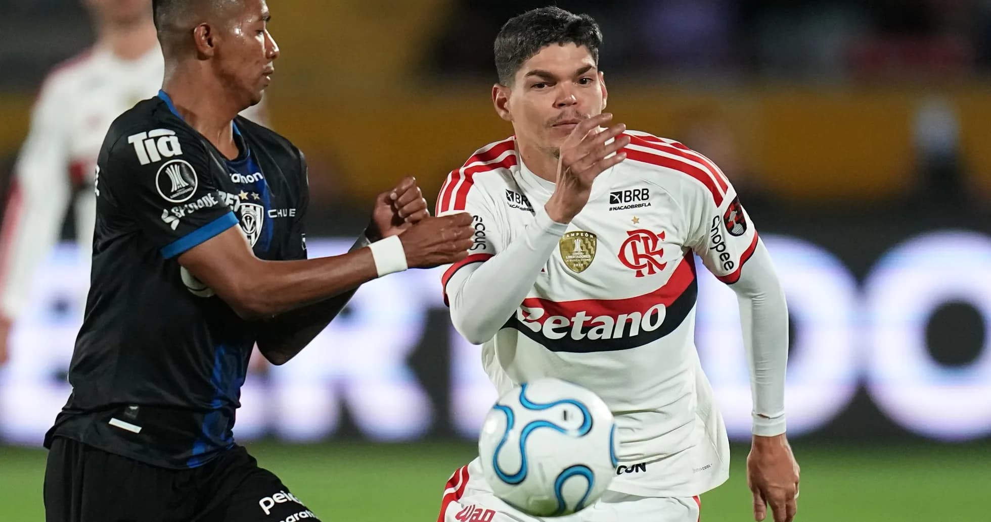Jugadores de Independiente del Valle y Flamengo en acción