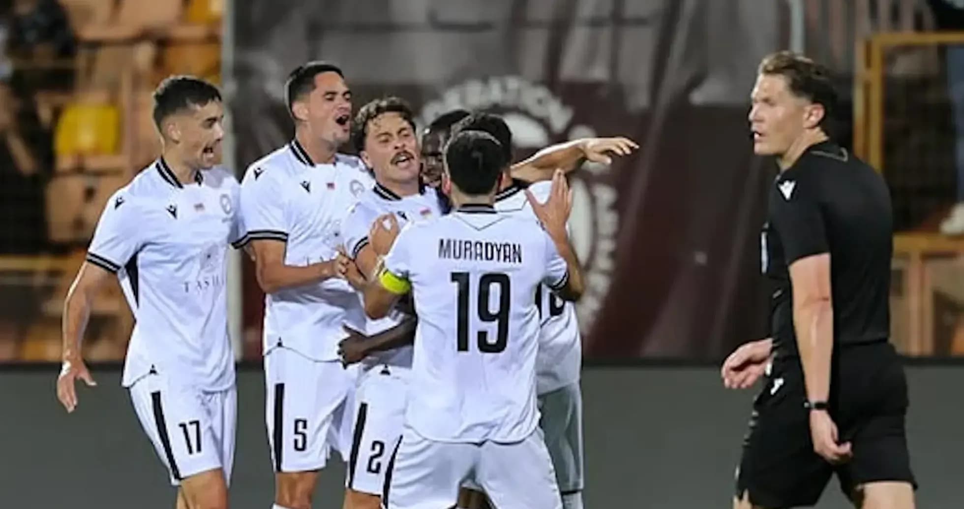 Jugadores de Ararat-Armenia celebrando un gol