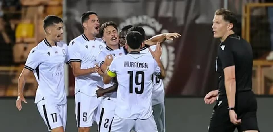 Jugadores de Ararat-Armenia celebrando un gol