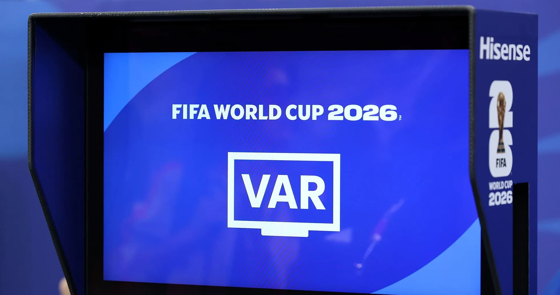 Pantalla de VAR con logo de FIFA World Cup 2026