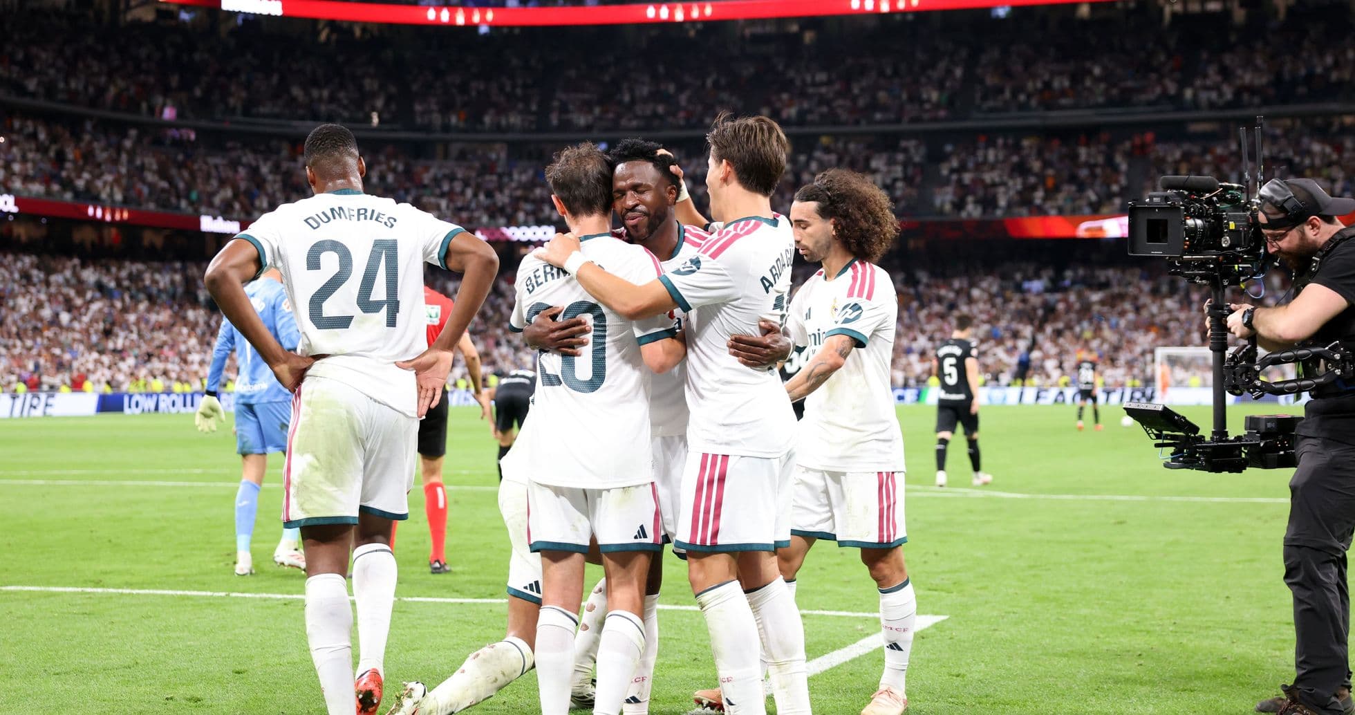 Jugadores celebrando un gol en el campo
