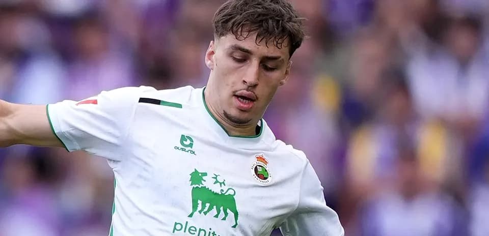 Jugador de fútbol en acción durante un partido