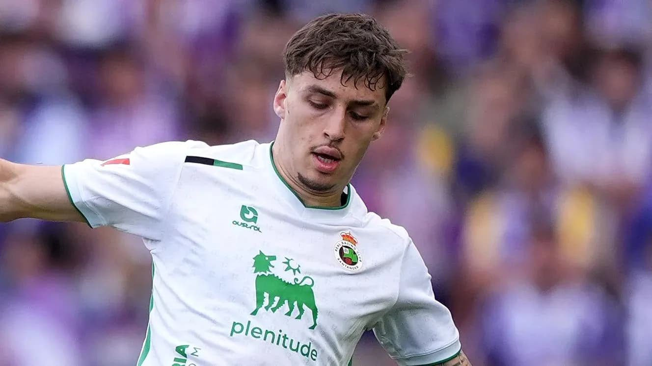 Jugador de fútbol en acción durante un partido