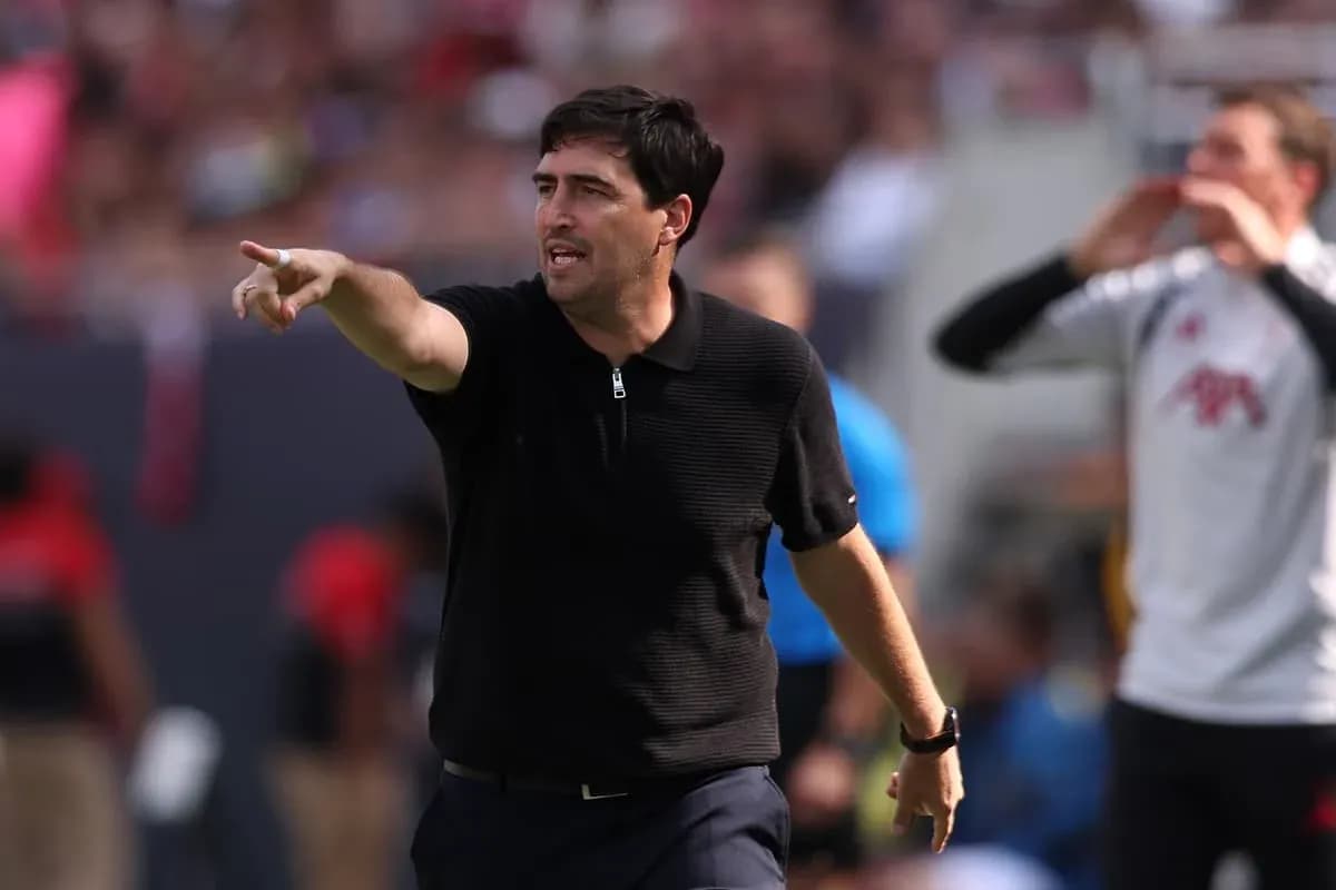 Entrenador dirigiendo desde la línea de banda