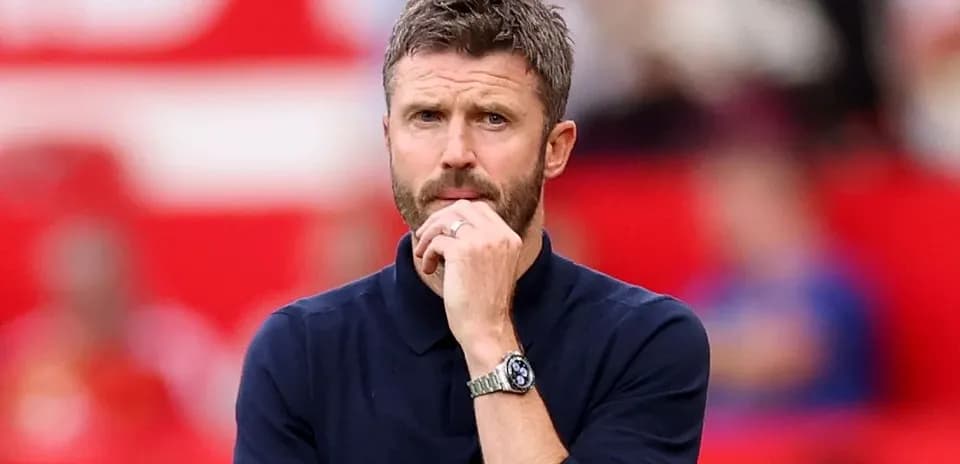 Entrenador pensativo en el banquillo durante el partido