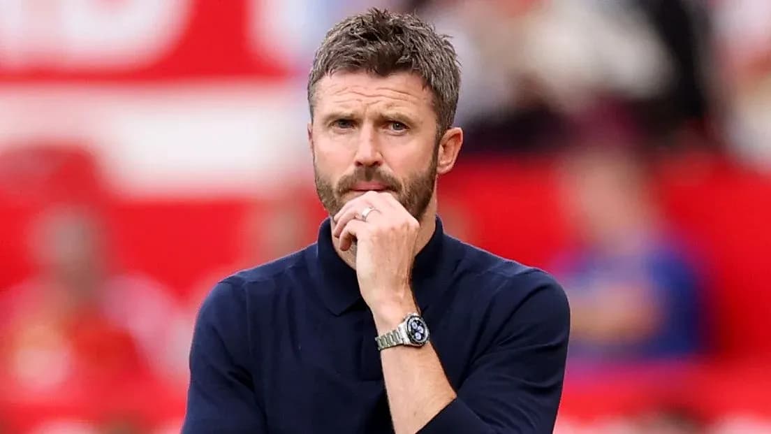 Entrenador pensativo en el banquillo durante el partido