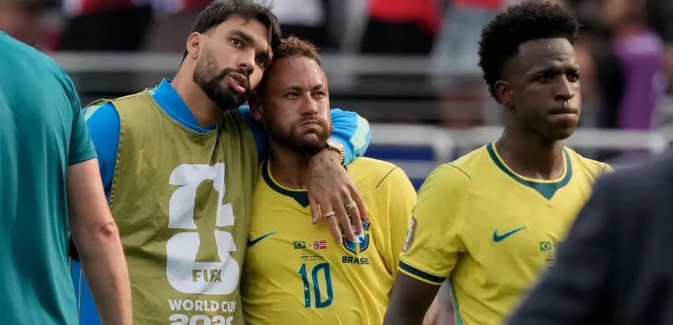 Jugadores de Brasil en el banquillo tras el partido