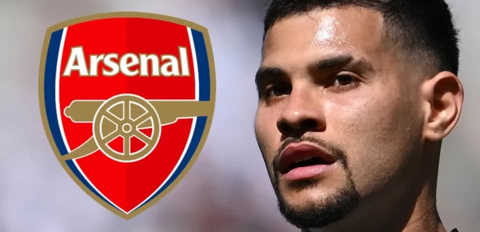 Jugador de fútbol junto al escudo del Arsenal