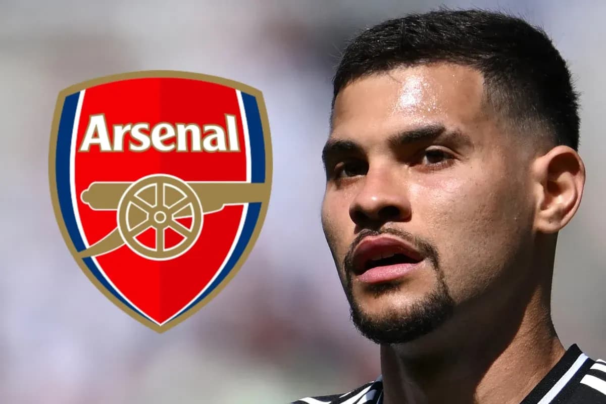 Jugador de fútbol junto al escudo del Arsenal