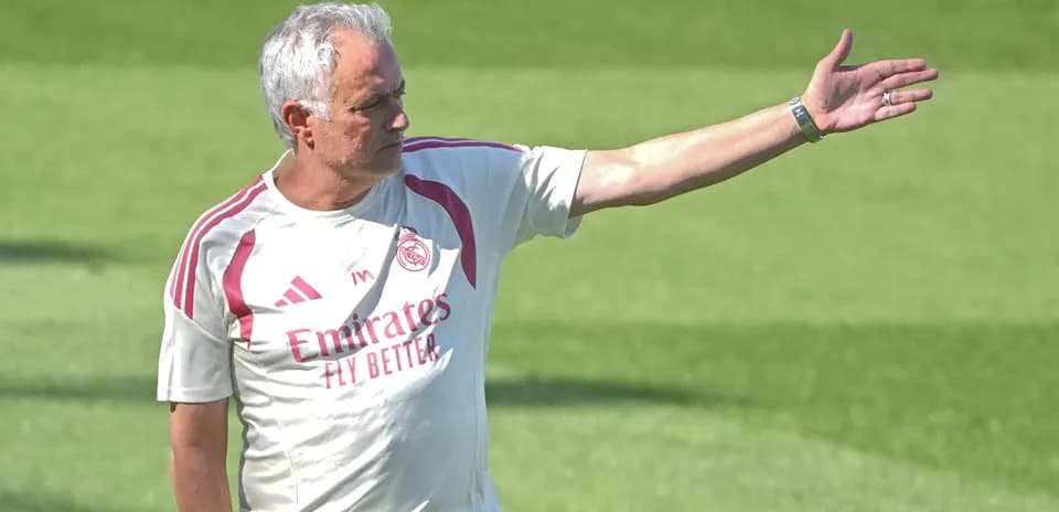 Entrenador dirigiendo en sesión de entrenamiento