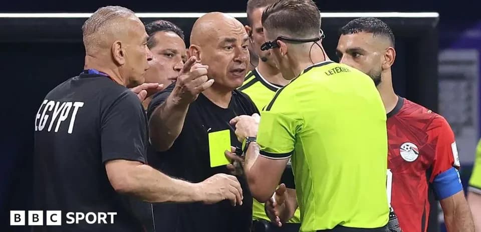 Entrenador de Egipto discutiendo con el árbitro