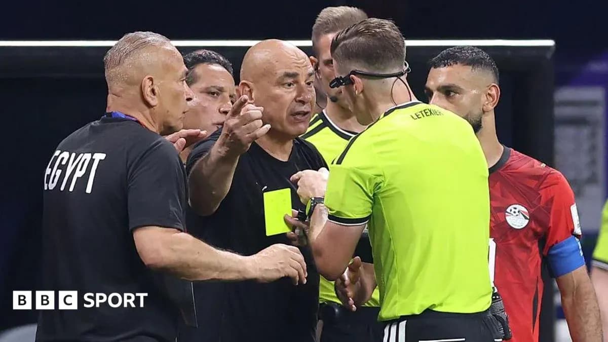 Entrenador de Egipto discutiendo con el árbitro