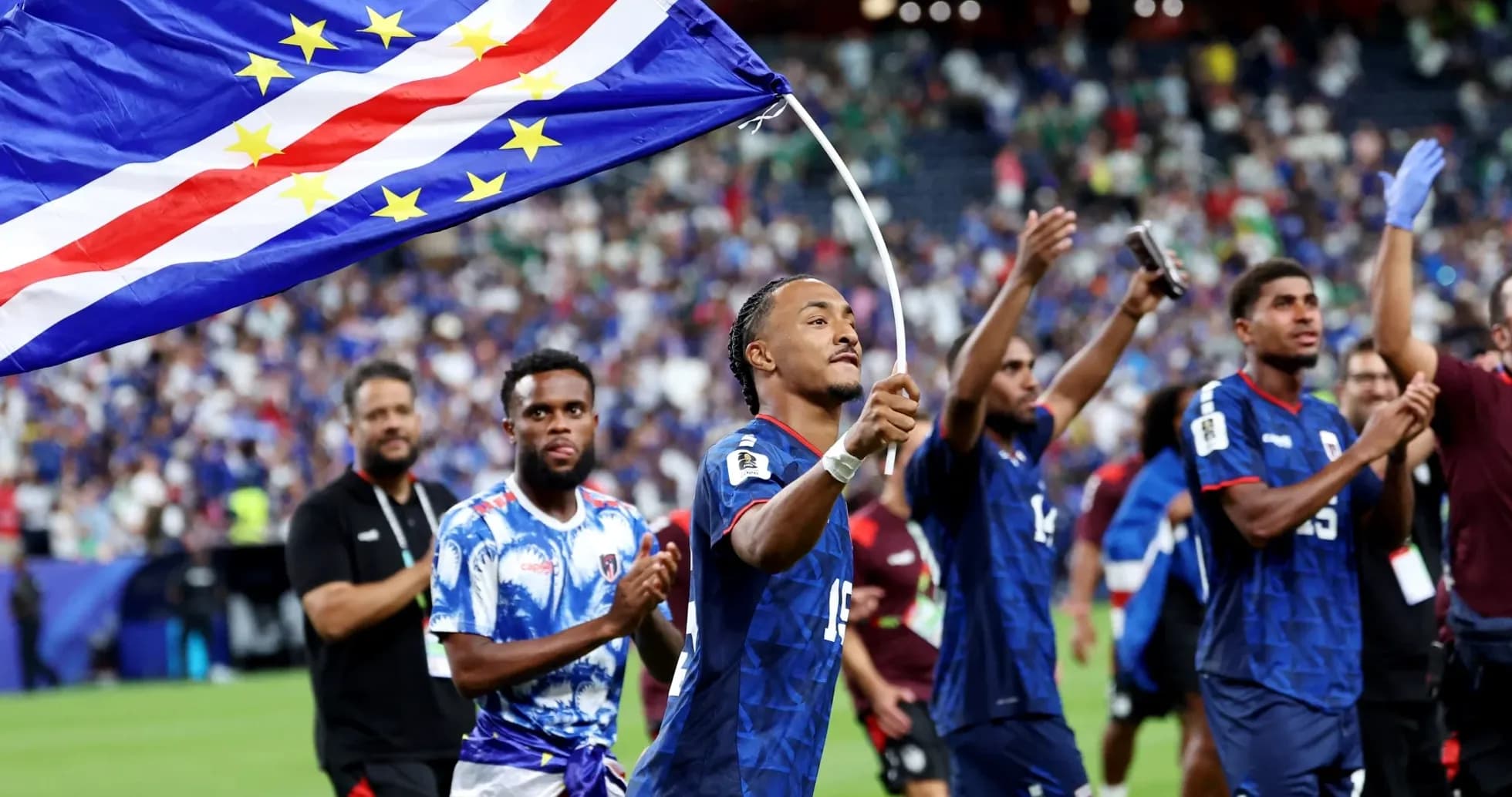 Jugadores de Cabo Verde celebrando con bandera nacional