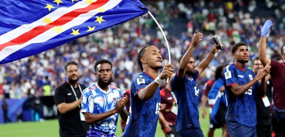 Jugadores de Cabo Verde celebrando con bandera nacional