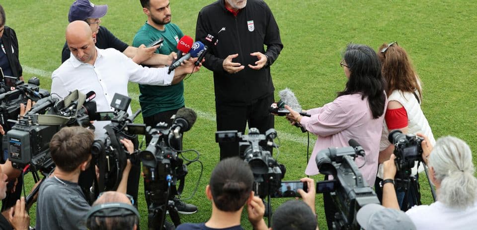 Rueda de prensa con varios periodistas y cámaras