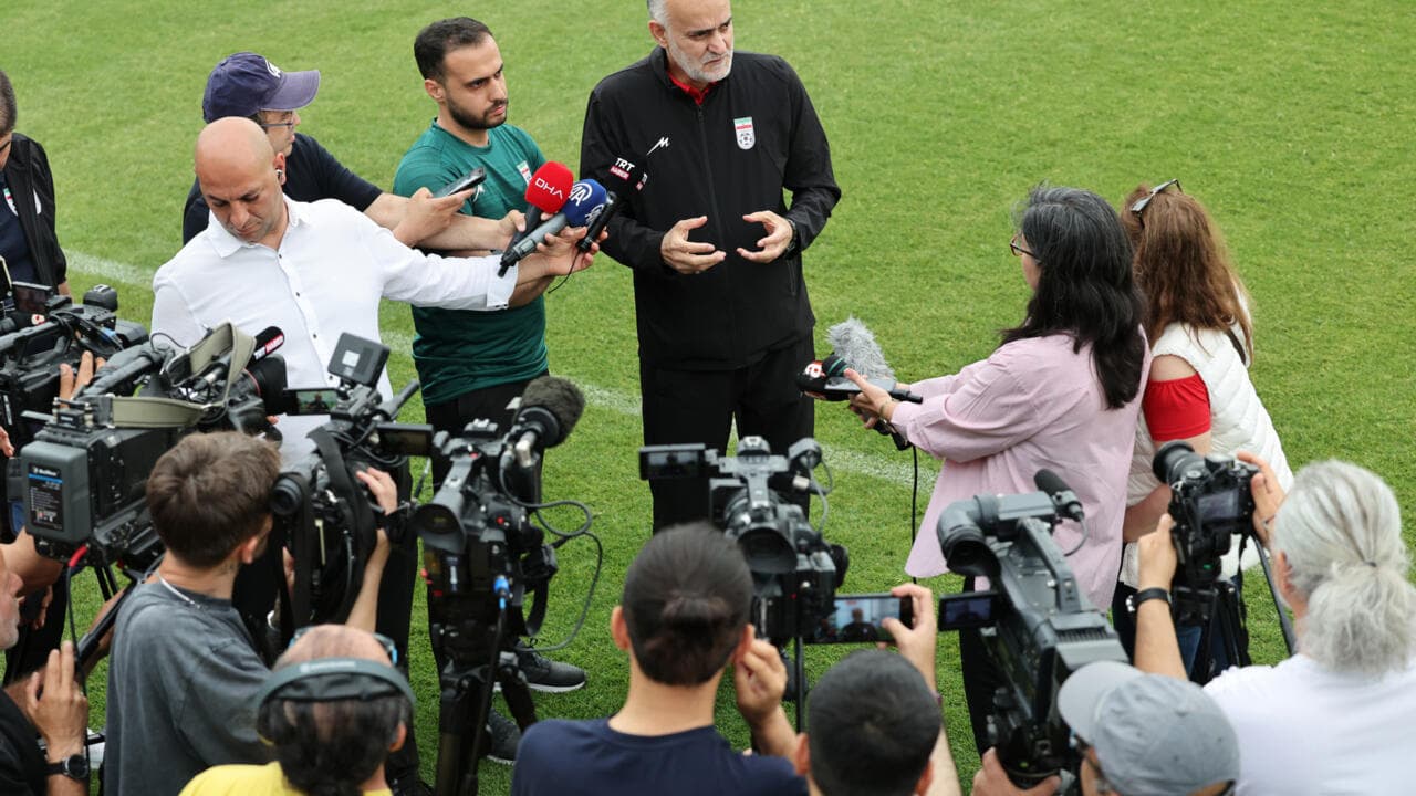 Rueda de prensa con varios periodistas y cámaras