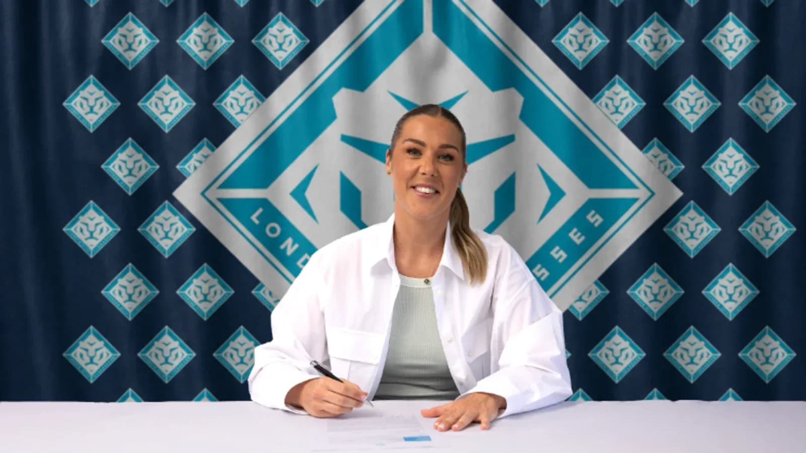 Jugadora firmando contrato en conferencia de prensa