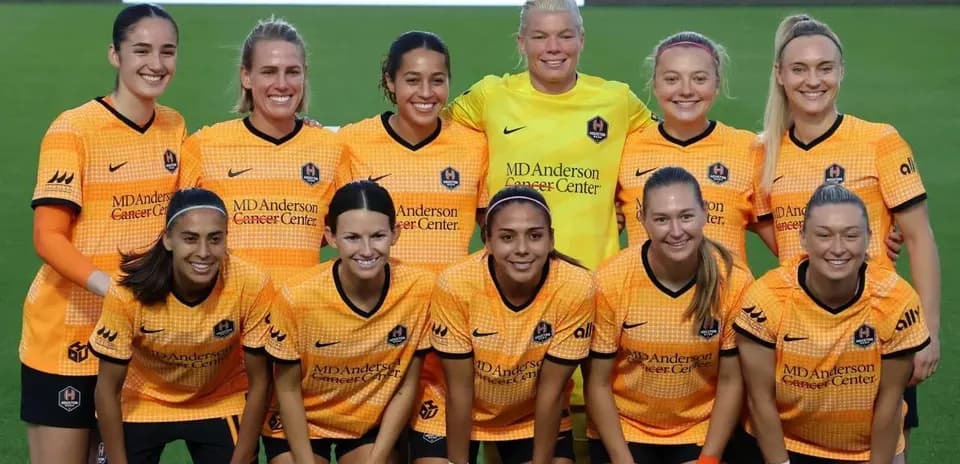 Equipo Houston Dash posando en el campo