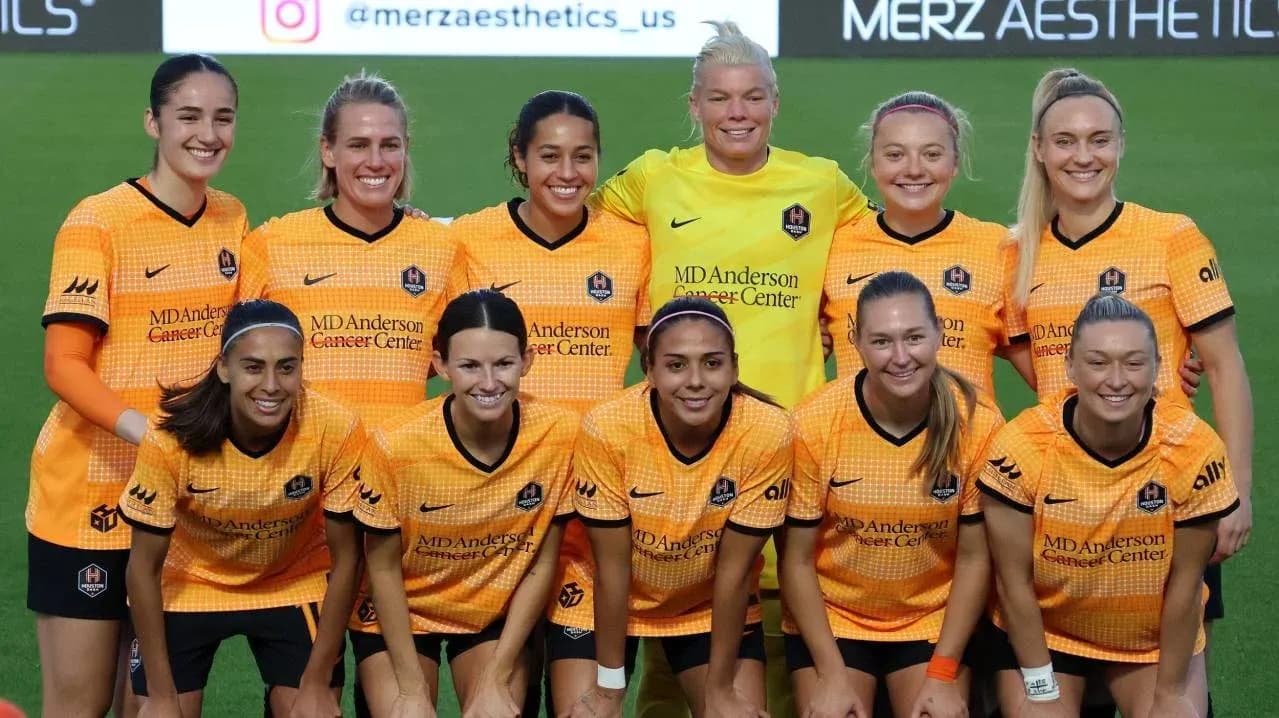 Equipo Houston Dash posando en el campo