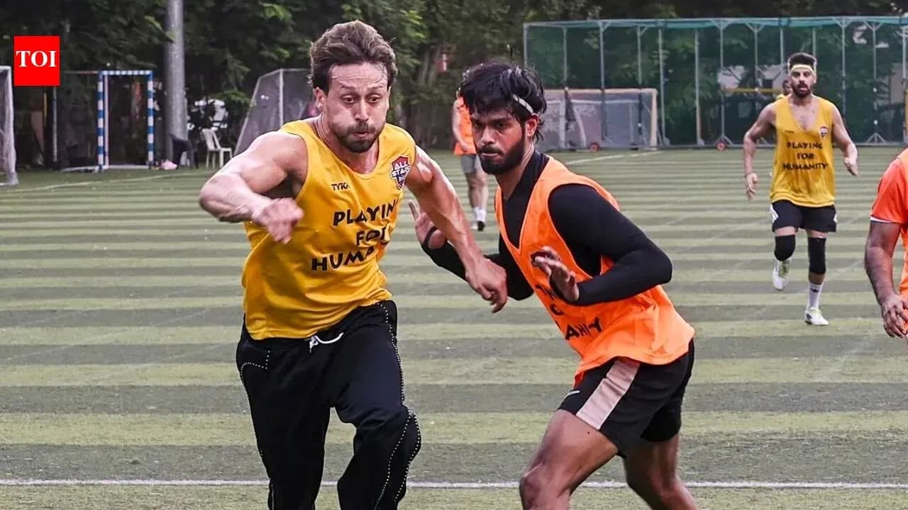 Jugadores corriendo en un entrenamiento de fútbol