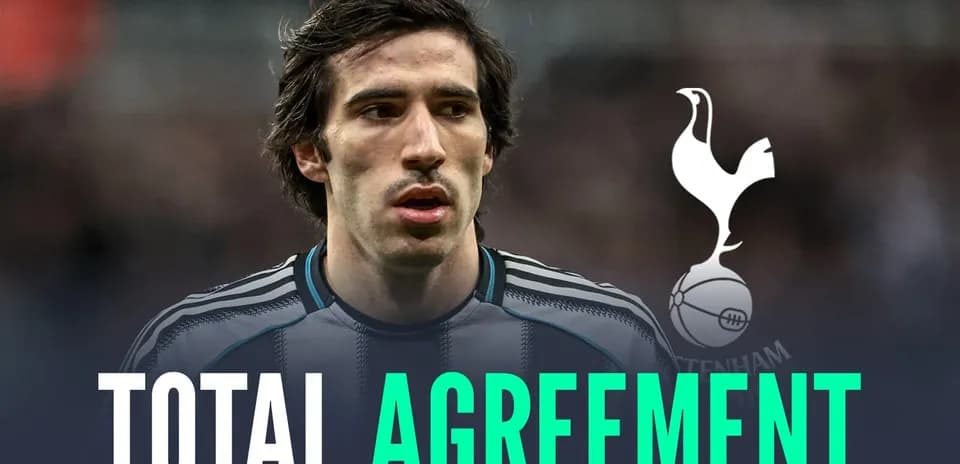 Jugador de fútbol con camiseta de equipo en acuerdo