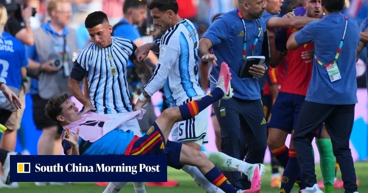 Jugadores de Argentina y España en conflicto en el campo