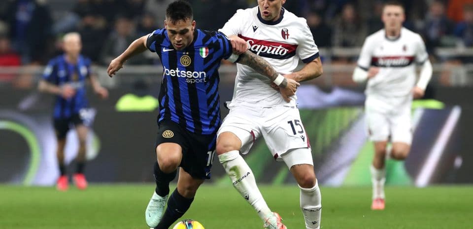 Luchador de Bologna e Inter durante el partido