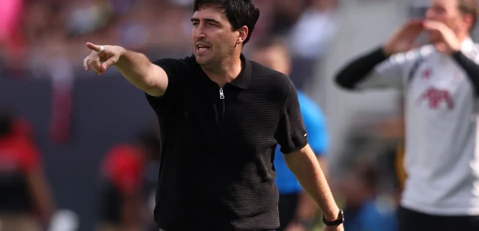 Entrenador dirigiendo al equipo durante el partido