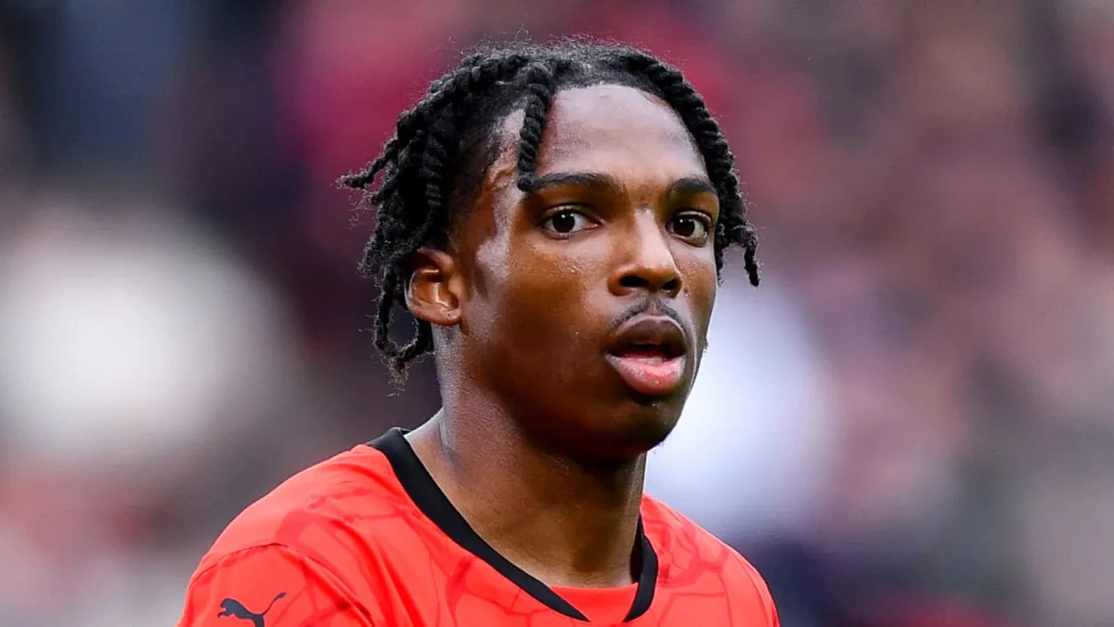 Jugador en uniforme rojo durante un partido