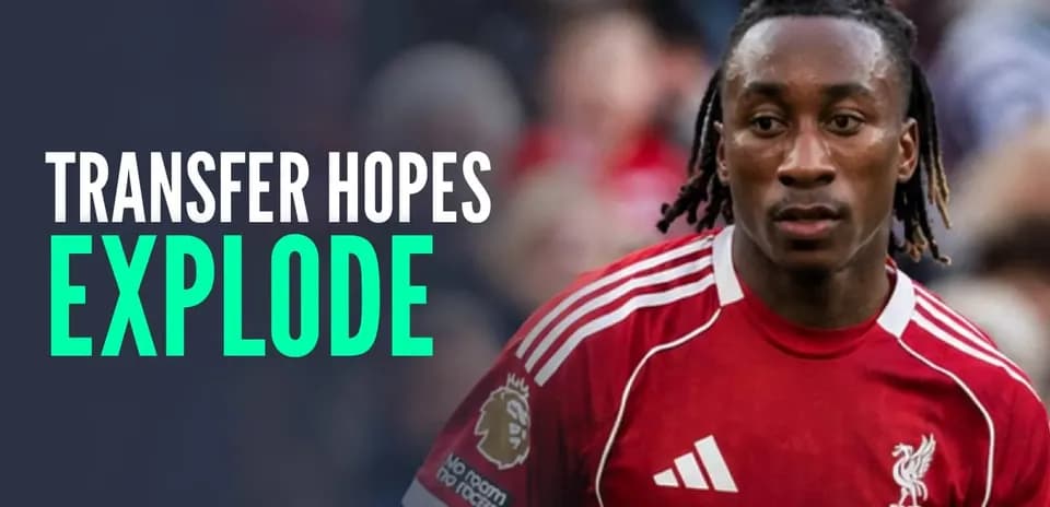 Jugador de Liverpool con camiseta roja en el campo