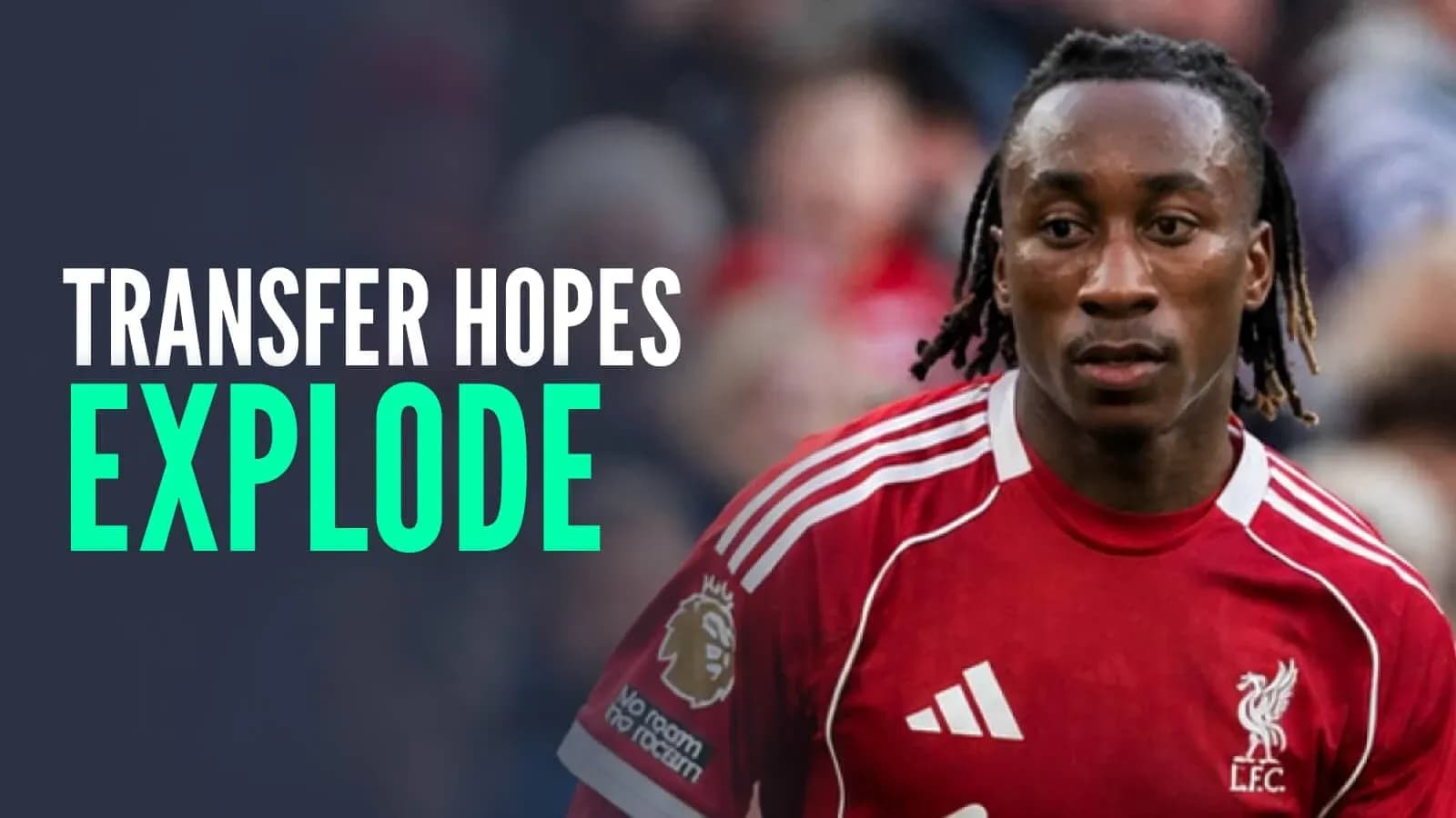 Jugador de Liverpool con camiseta roja en el campo