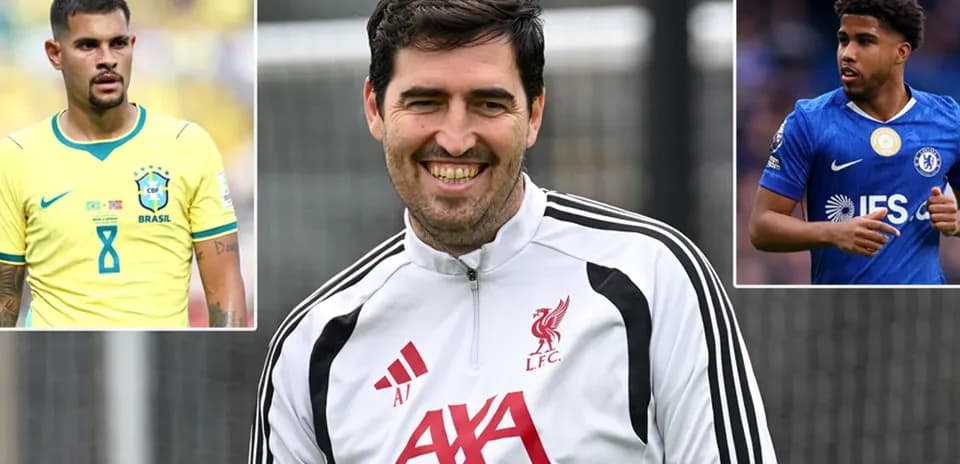 Entrenador de Liverpool sonriendo en sesión de entrenamiento