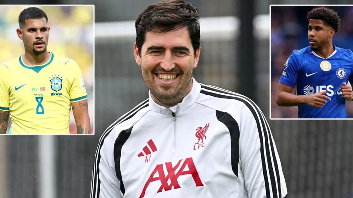 Entrenador de Liverpool sonriendo en sesión de entrenamiento