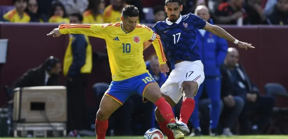 Jugador de Colombia y Francia luchando por el balón