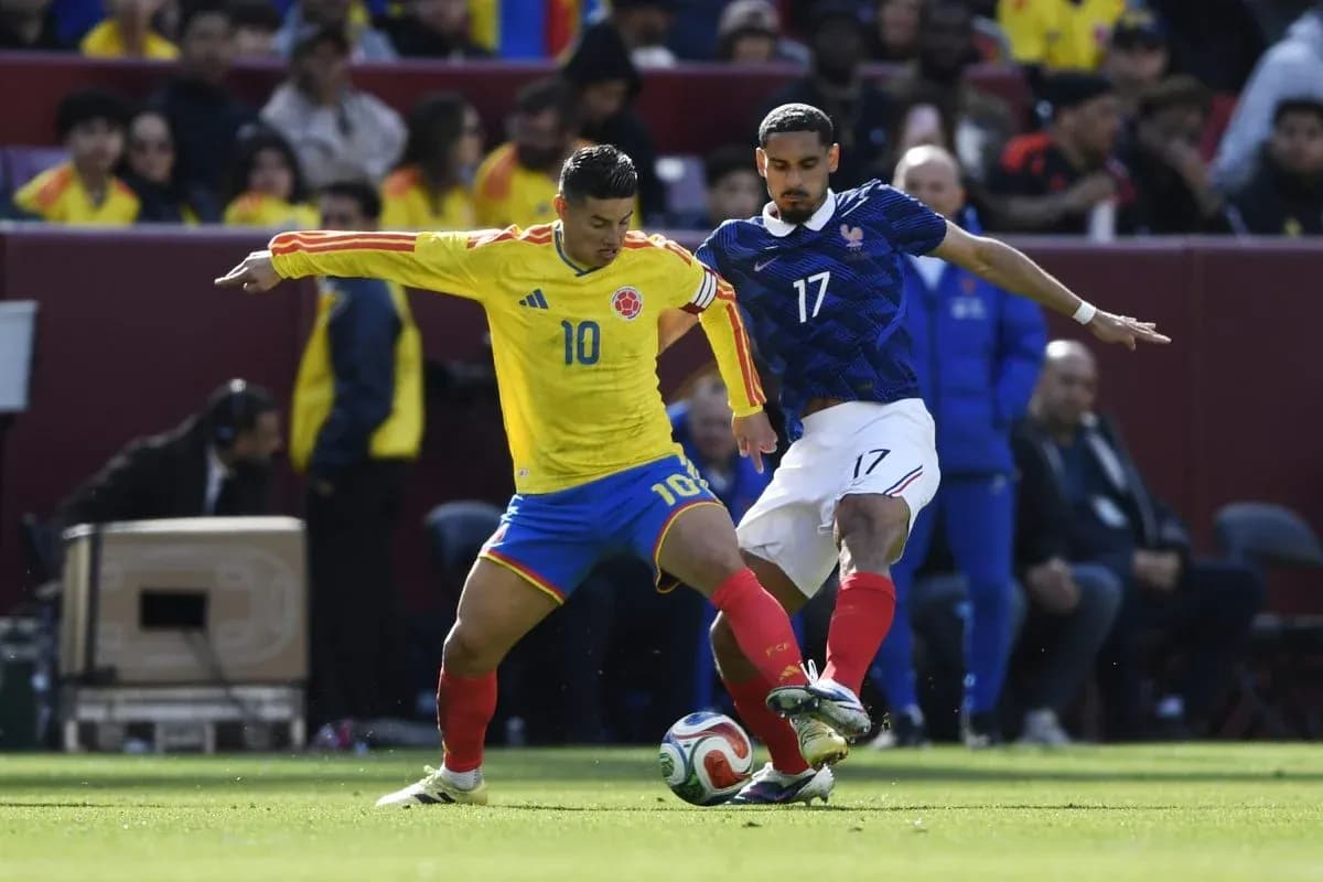 Jugador de Colombia y Francia luchando por el balón
