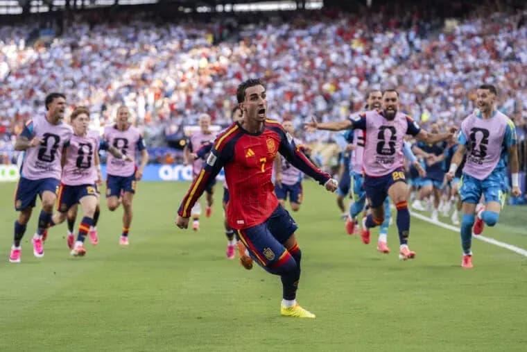 Jugador de España celebrando un gol con compañeros