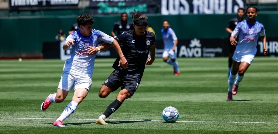 Jugador persiguiendo el balón en un partido