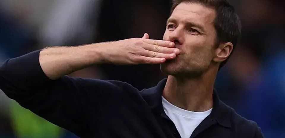 Entrenador saludando al público con un beso
