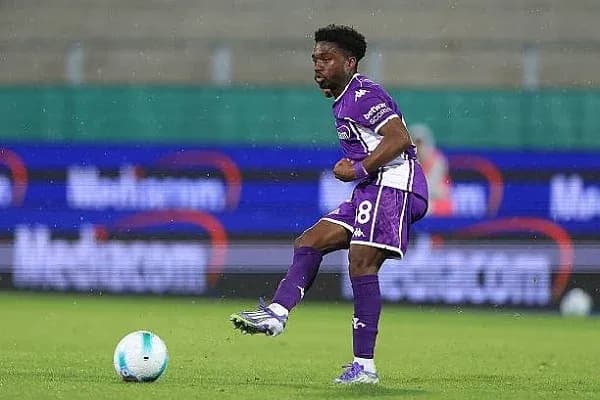Jugador en acción durante un partido de fútbol