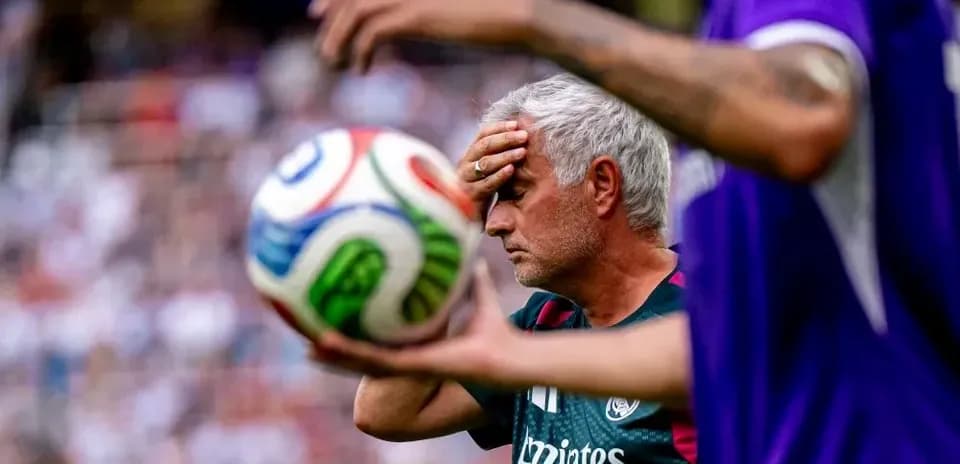 Entrenador preocupado sosteniendo la cabeza en partido