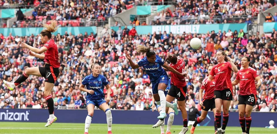Jugadoras de Chelsea y Manchester United en acción