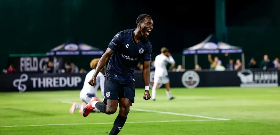 Jugador celebra un gol durante el partido